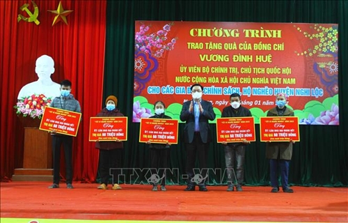 Chủ tịch Quốc hội Vương Đình Huệ thăm, tặng quà Tết các hộ nghèo, gia đình chính sách tại Nghệ An